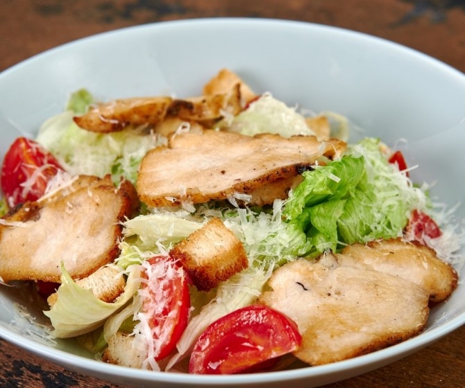 Салат Цезарь с курицей