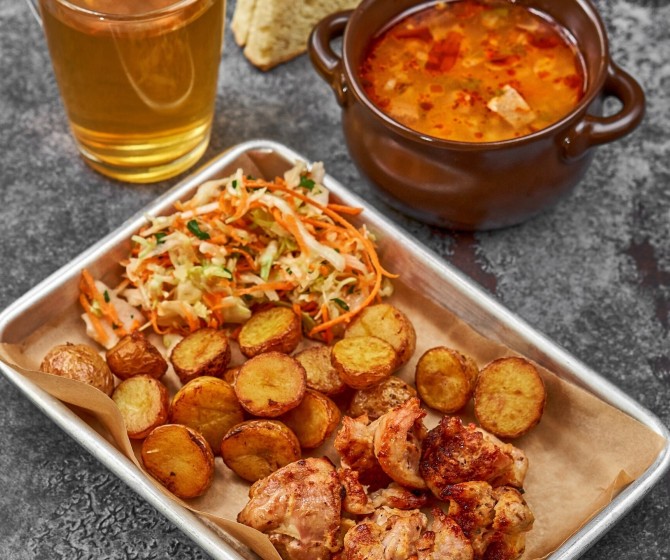 Обед: суп + шашлык из куриного бедра + чай