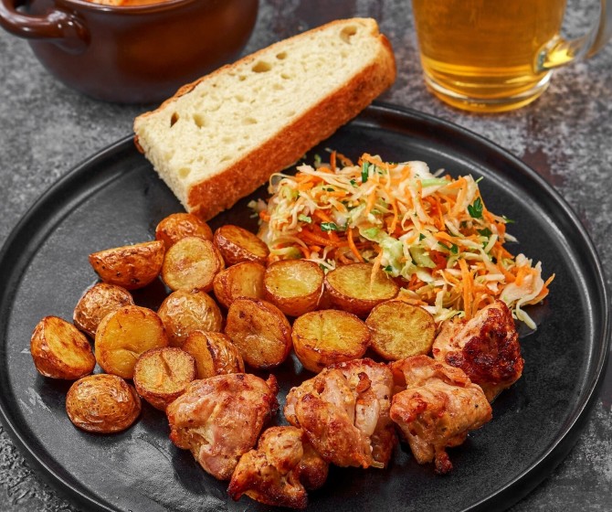 Обед с шашлыком из куриного бедра+чай