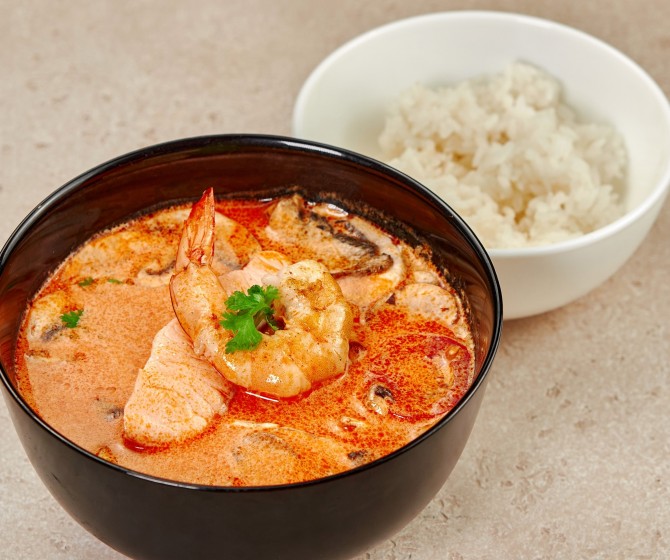 Том Ям с лососем и креветками карри 