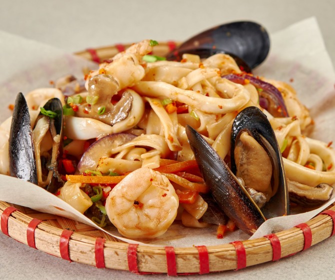 Удон с морепродуктами с креветочным соусом и кокосовым молоком