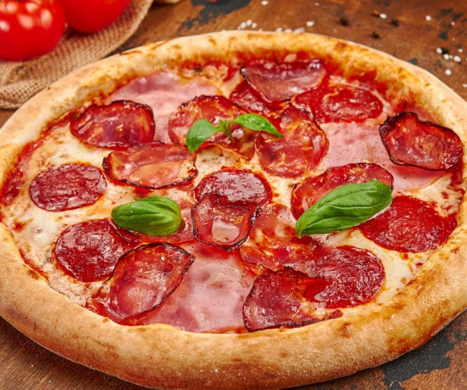 Пицца с чоризо, пеперони и ветчиной (30 см)