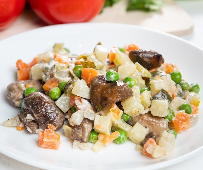 Салат Оливье с грибами