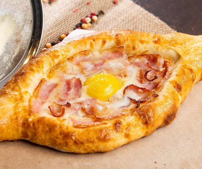 Хачапури по-аджарски с беконом