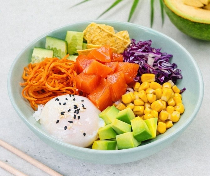 Поке с лососем и соусом Спайс