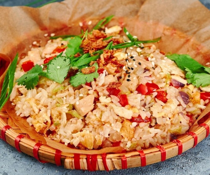 Жареный рис с курицей терияки