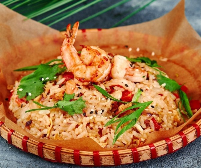 Жареный рис с креветками терияки