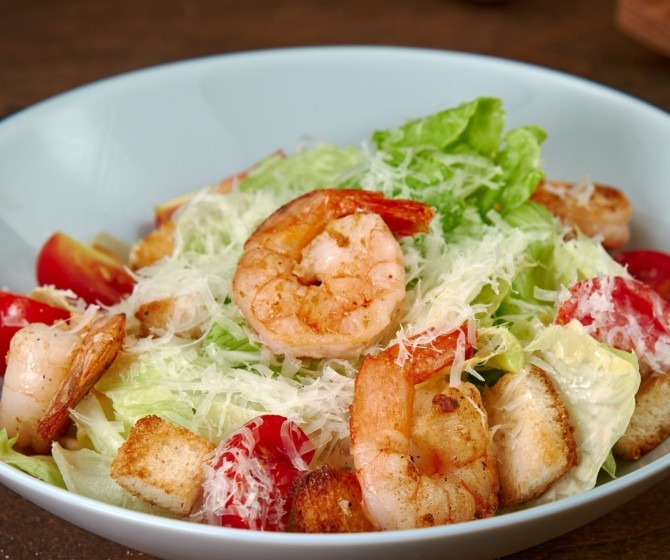 Салат Цезарь с тигровыми креветками