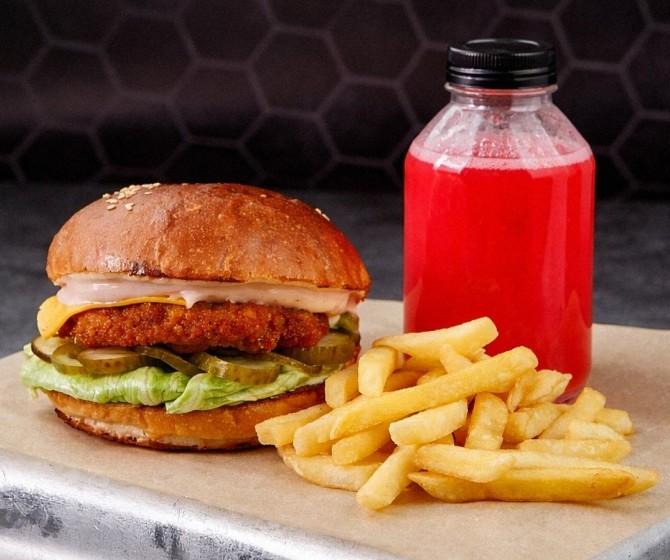 Чикен КОМБО: Бургер+фри+Лимонад Клубника-мята