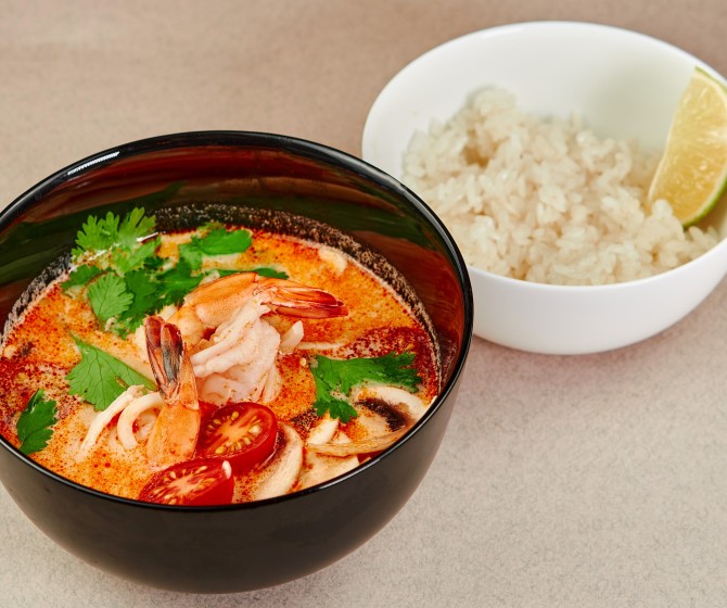 Том Ям с креветками и курицей карри