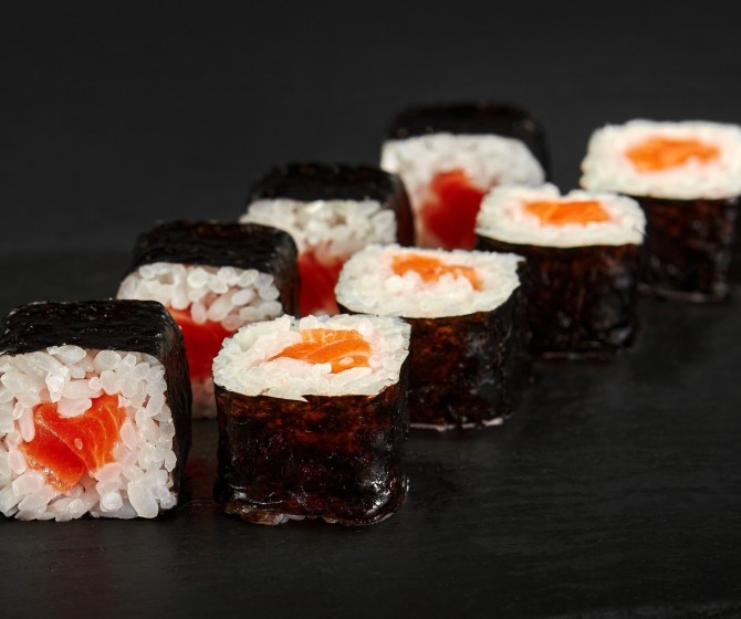 Маки с лососем