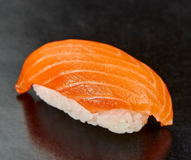 Суши с лососем