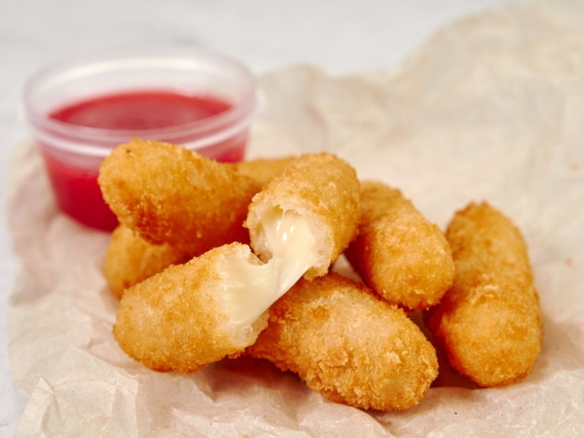 Жаренная моцарелла с джемом из красной смородины