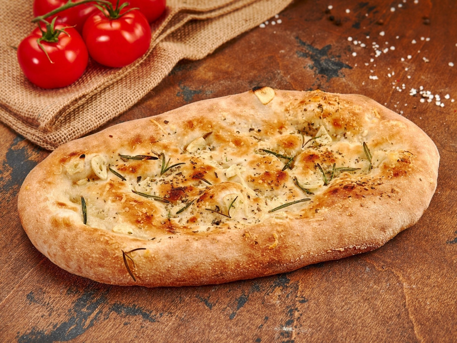 Фокачча с розмарином и пармезаном