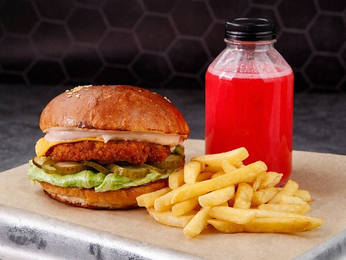 Чикен КОМБО: Бургер+фри+Лимонад Клубника-мята