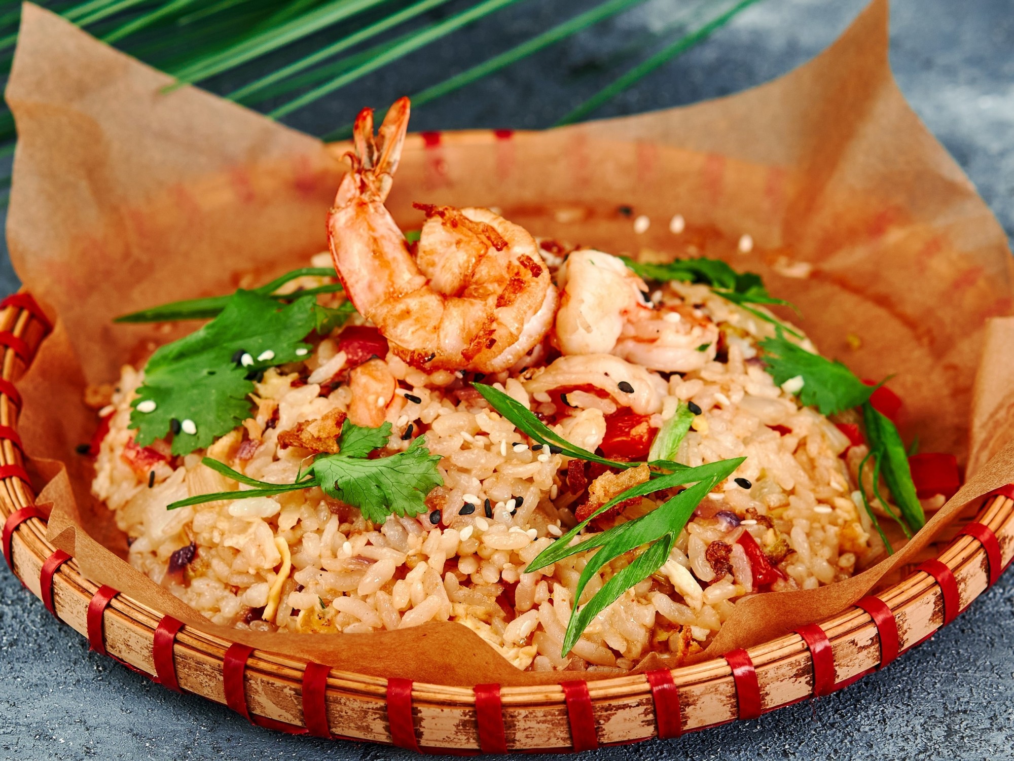 Cơm rang с креветками и овощами 