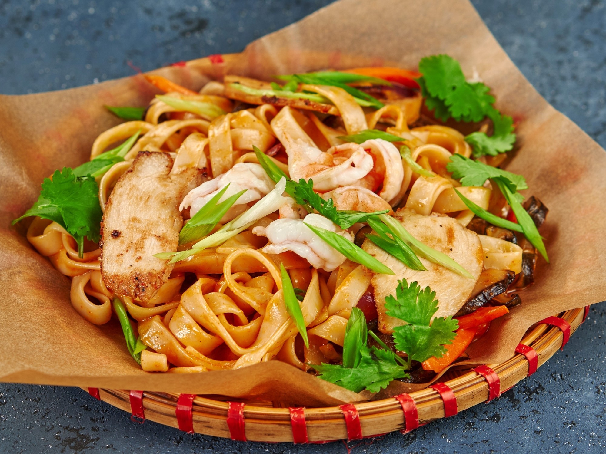 Удон с креветками и курицей в соусе Том Ям