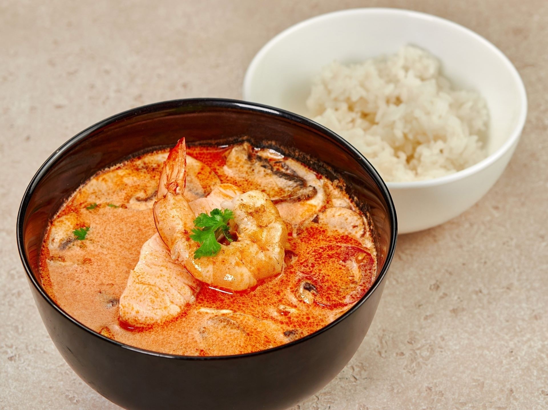 Том Ям с креветками и лососем карри