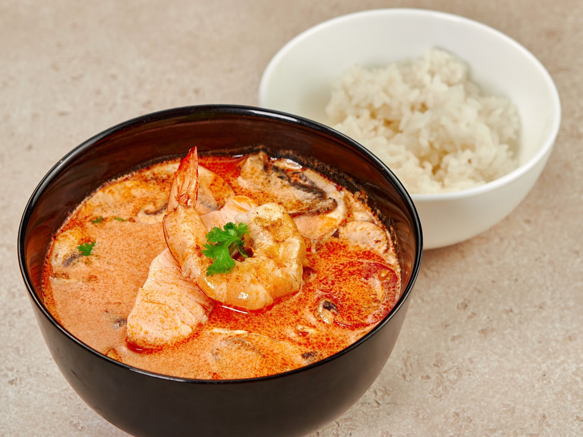 Том Ям с лососем и креветками карри 