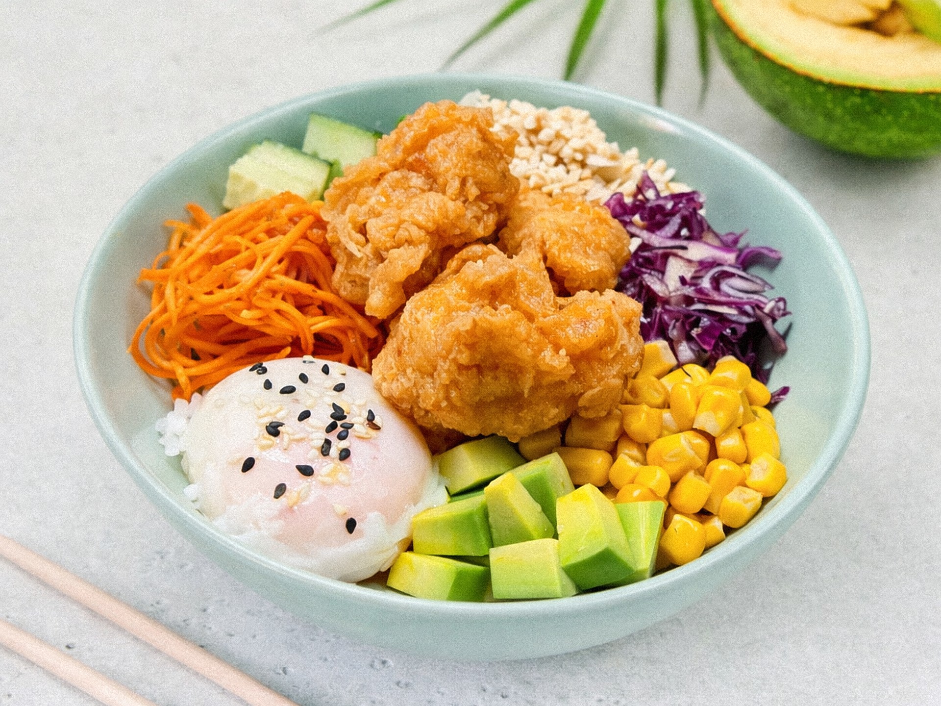 Поке с курицей и соусом Карааге