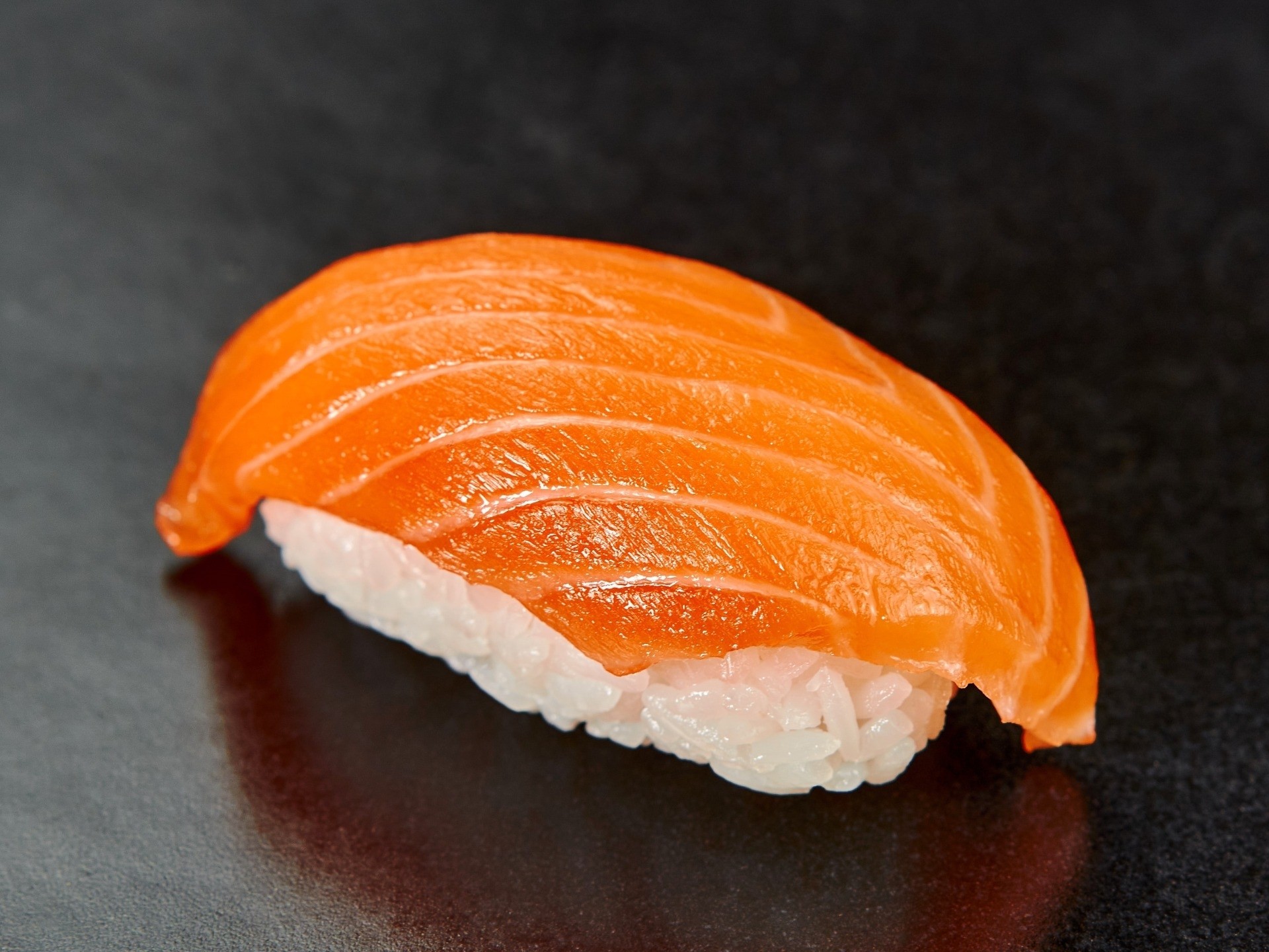 Суши с лососем